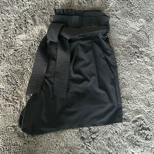 LIKE NEW! 🖤 Athleta shorts with tie belt! Size 8! So cute!